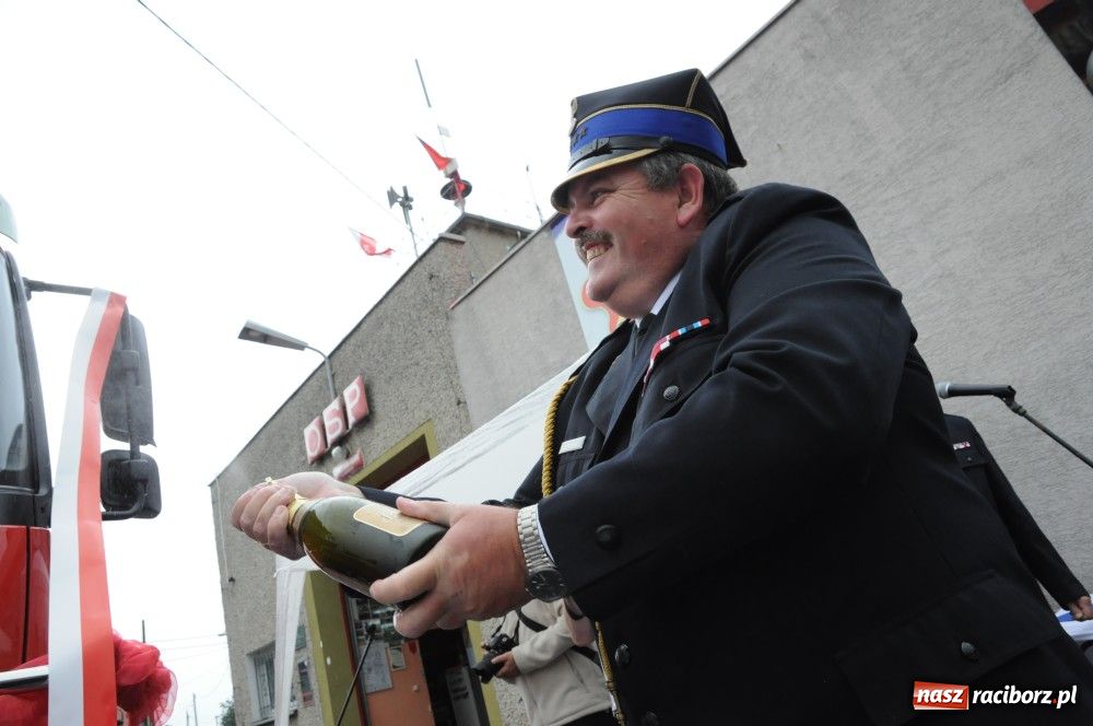 Zdjęcie w galerii na portalu naszraciborz.pl: Nowiutki strażacki mercedes w Siedliskach wiadomości z regionu