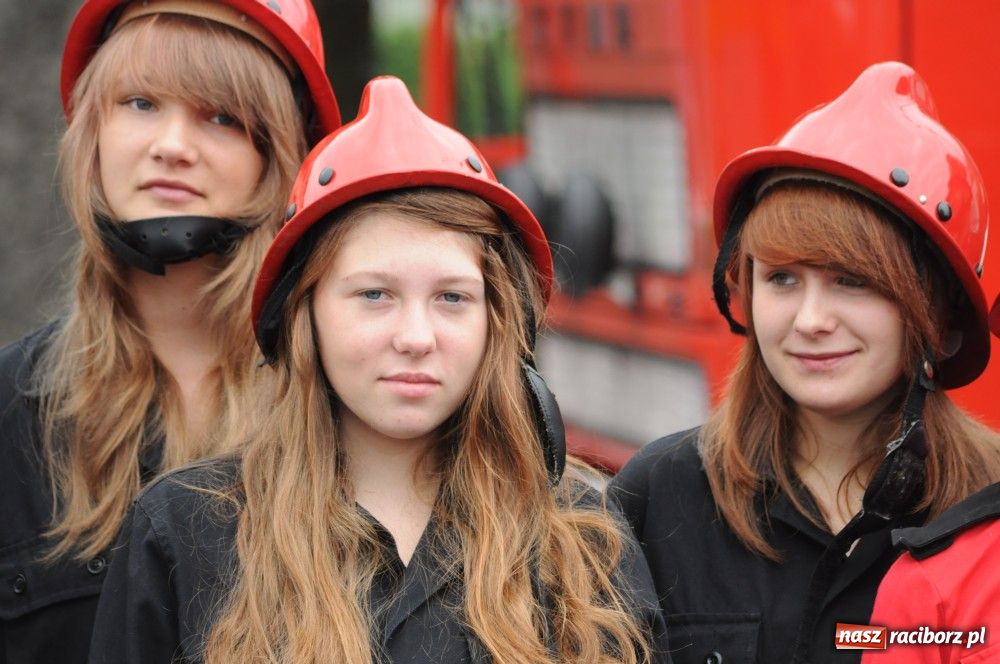 Zdjęcie w galerii na portalu naszraciborz.pl: Nowiutki strażacki mercedes w Siedliskach wiadomości z regionu