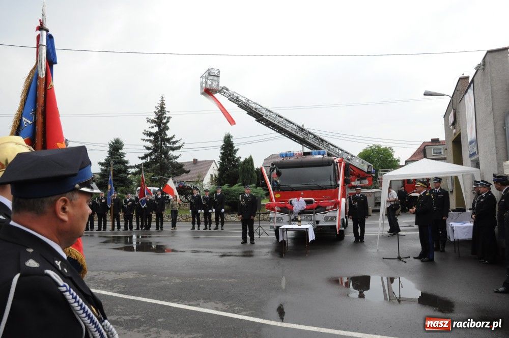 Zdjęcie w galerii na portalu naszraciborz.pl: Nowiutki strażacki mercedes w Siedliskach wiadomości z regionu