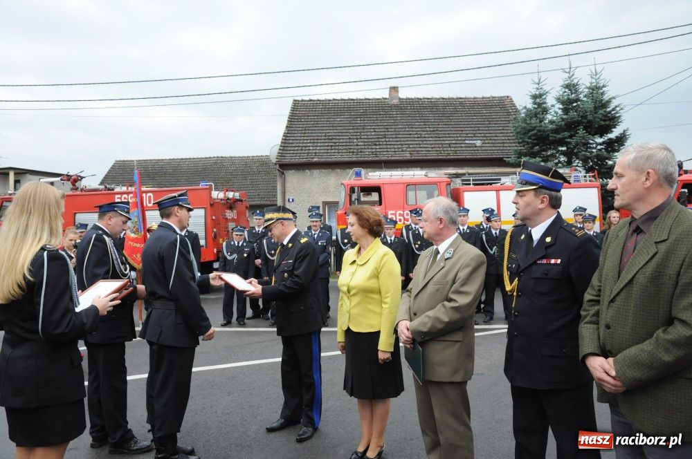 Zdjęcie w galerii na portalu naszraciborz.pl: Nowiutki strażacki mercedes w Siedliskach wiadomości z regionu