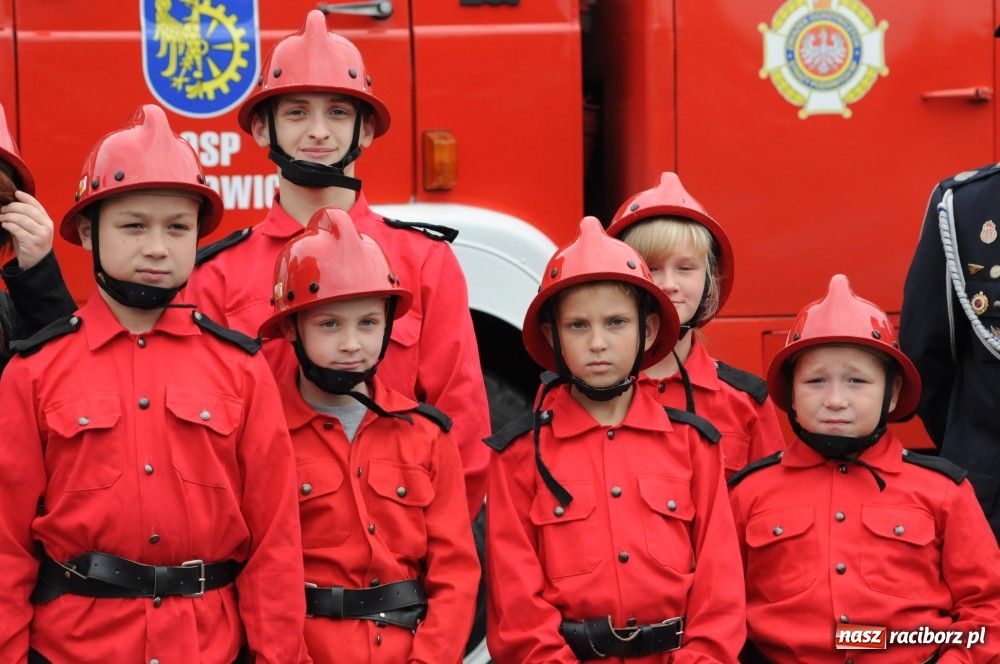 Zdjęcie w galerii na portalu naszraciborz.pl: Nowiutki strażacki mercedes w Siedliskach wiadomości z regionu