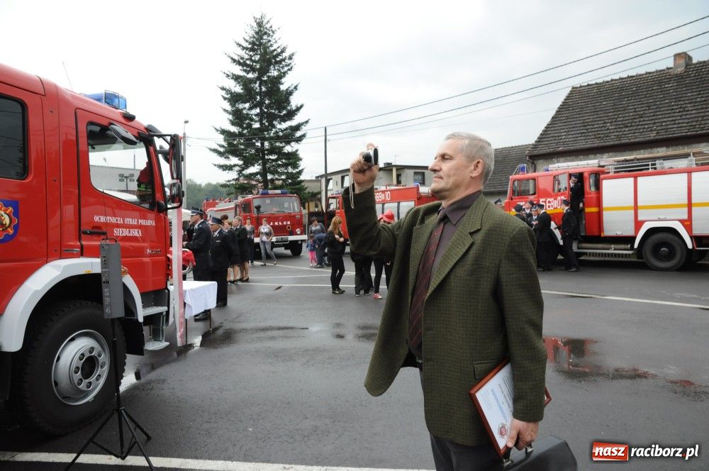 Zdjęcie w galerii na portalu naszraciborz.pl: Nowiutki strażacki mercedes w Siedliskach wiadomości z regionu