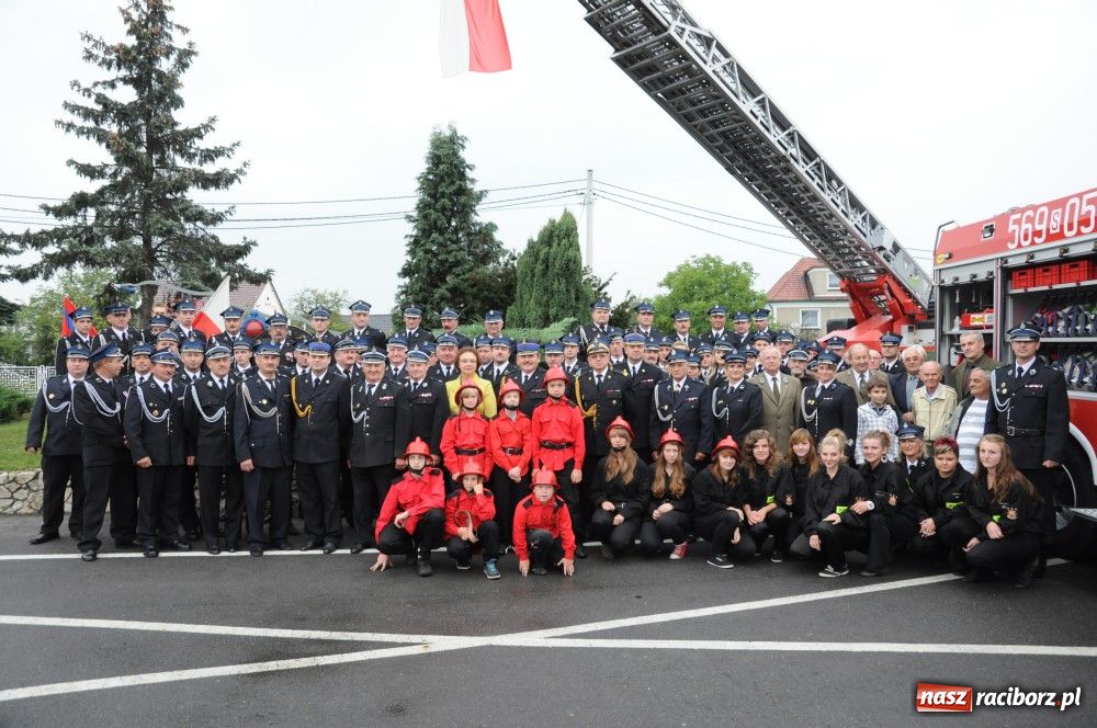 Zdjęcie w galerii na portalu naszraciborz.pl: Nowiutki strażacki mercedes w Siedliskach wiadomości z regionu