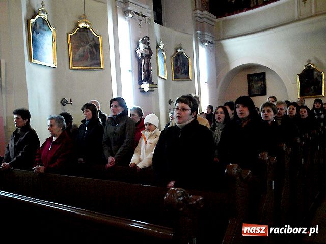 Zdjęcie w galerii na portalu naszraciborz.pl: Nocna procesja w Wojnowicach wiadomości z regionu