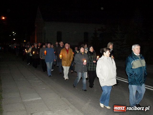Zdjęcie w galerii na portalu naszraciborz.pl: Nocna procesja w Wojnowicach wiadomości z regionu