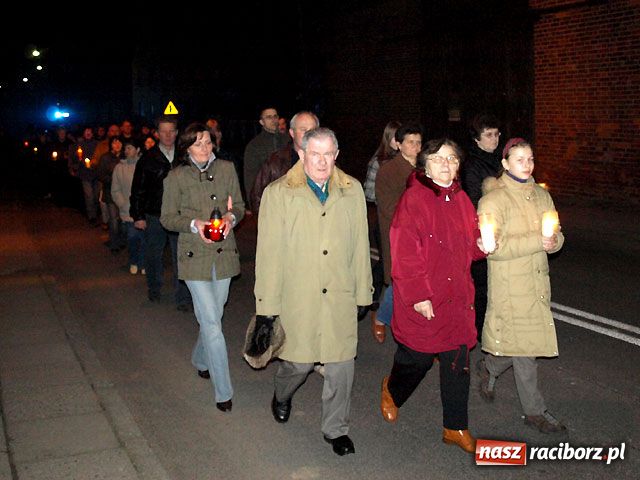 Zdjęcie w galerii na portalu naszraciborz.pl: Nocna procesja w Wojnowicach wiadomości z regionu