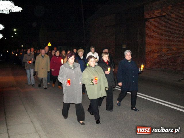 Zdjęcie w galerii na portalu naszraciborz.pl: Nocna procesja w Wojnowicach wiadomości z regionu