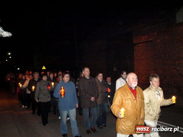 Zdjęcie w galerii na portalu naszraciborz.pl: Nocna procesja w Wojnowicach wiadomości z regionu