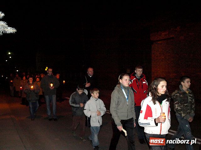Zdjęcie w galerii na portalu naszraciborz.pl: Nocna procesja w Wojnowicach wiadomości z regionu