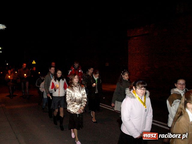 Zdjęcie w galerii na portalu naszraciborz.pl: Nocna procesja w Wojnowicach wiadomości z regionu