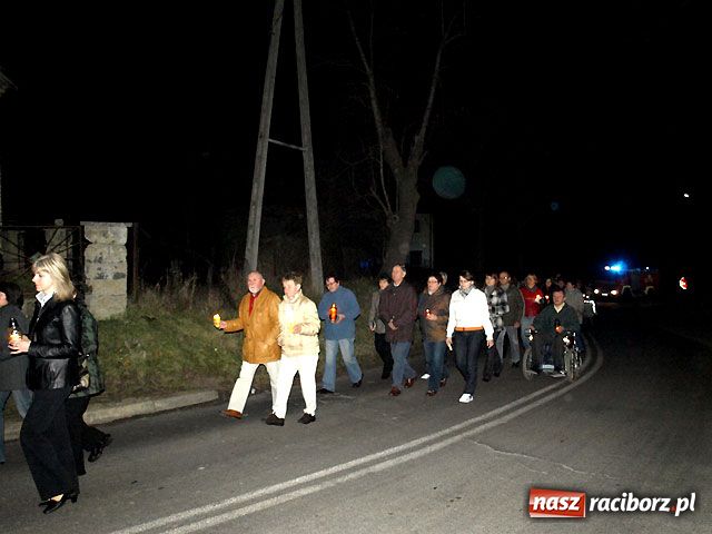 Zdjęcie w galerii na portalu naszraciborz.pl: Nocna procesja w Wojnowicach wiadomości z regionu
