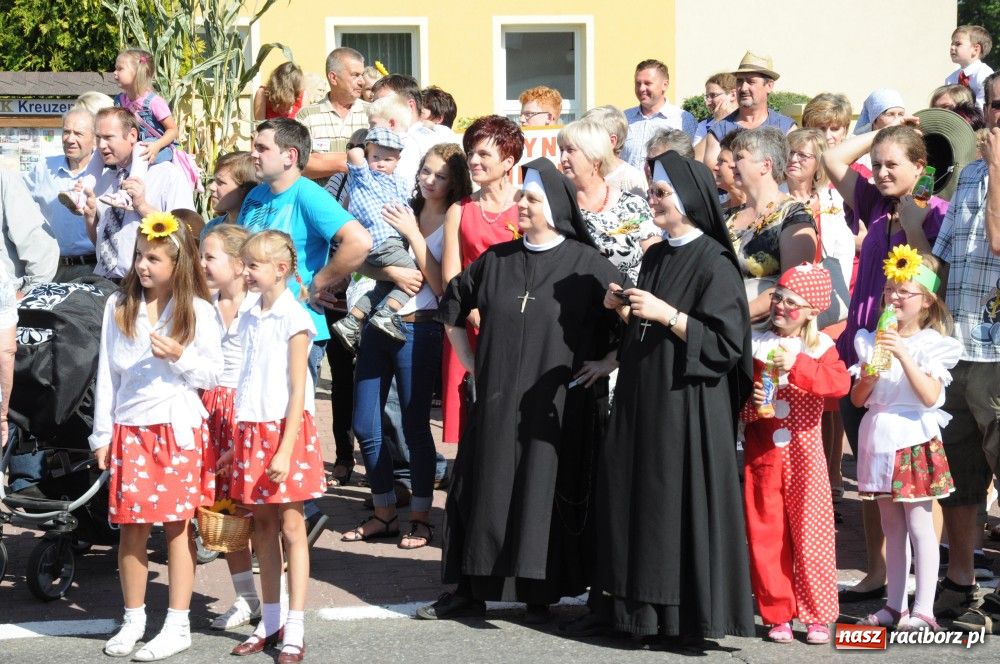 Zdjęcie w galerii na portalu naszraciborz.pl: Tłumy na dożynkach w Krzyżanowicach wiadomości z regionu