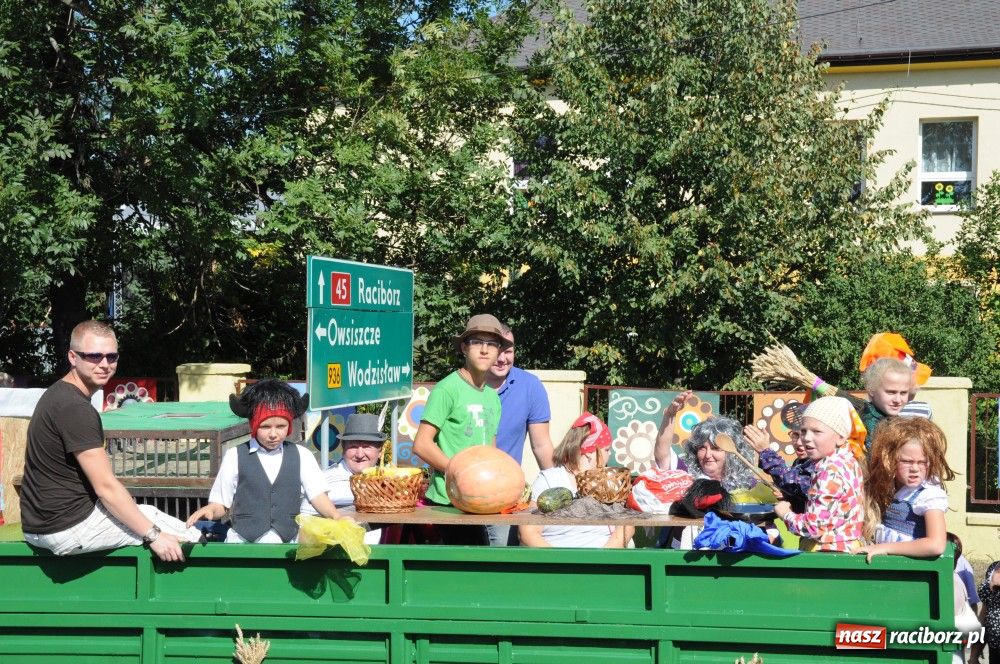 Zdjęcie w galerii na portalu naszraciborz.pl: Tłumy na dożynkach w Krzyżanowicach wiadomości z regionu
