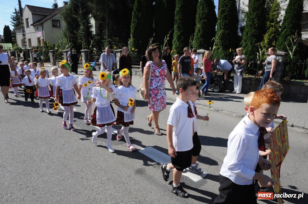 Zdjęcie w galerii na portalu naszraciborz.pl: Tłumy na dożynkach w Krzyżanowicach wiadomości z regionu