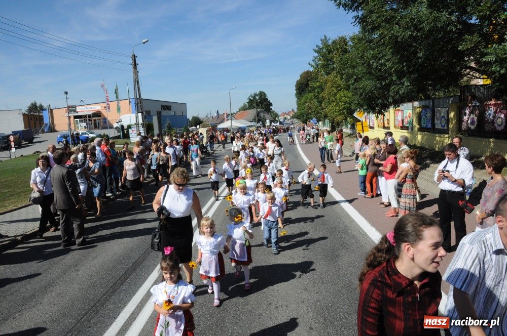 Zdjęcie w galerii na portalu naszraciborz.pl: Tłumy na dożynkach w Krzyżanowicach wiadomości z regionu