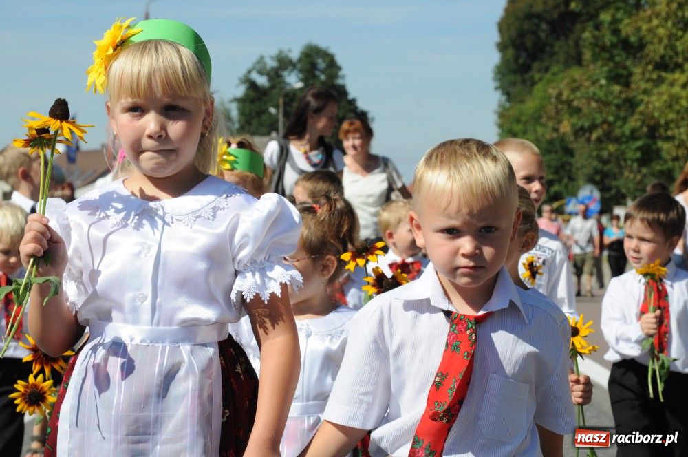 Zdjęcie w galerii na portalu naszraciborz.pl: Tłumy na dożynkach w Krzyżanowicach wiadomości z regionu