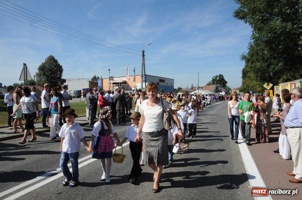 Zdjęcie w galerii na portalu naszraciborz.pl: Tłumy na dożynkach w Krzyżanowicach wiadomości z regionu