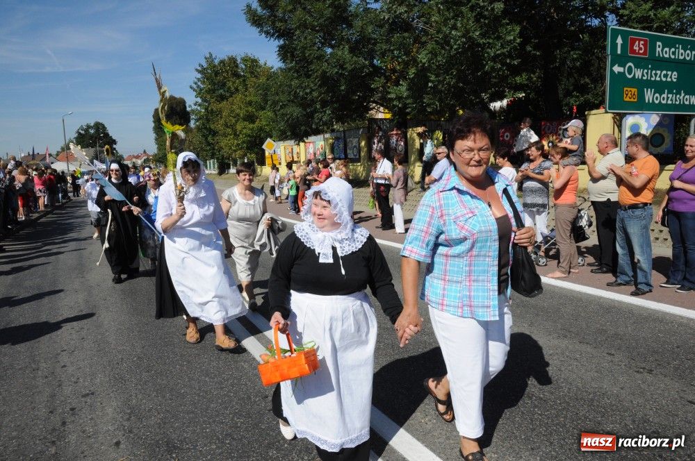Zdjęcie w galerii na portalu naszraciborz.pl: Tłumy na dożynkach w Krzyżanowicach wiadomości z regionu