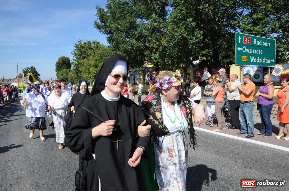 Zdjęcie w galerii na portalu naszraciborz.pl: Tłumy na dożynkach w Krzyżanowicach wiadomości z regionu