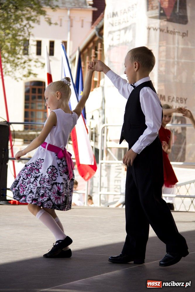 Zdjęcie w galerii na portalu naszraciborz.pl: MDK promował się na zamku wiadomości z regionu