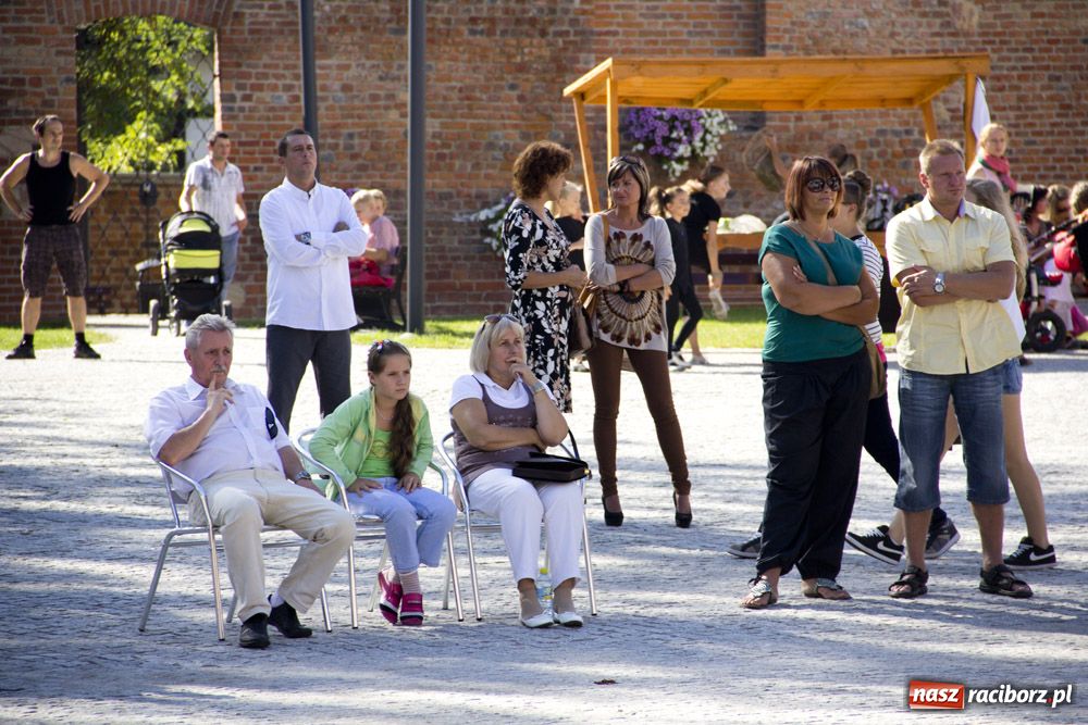 Zdjęcie w galerii na portalu naszraciborz.pl: MDK promował się na zamku wiadomości z regionu