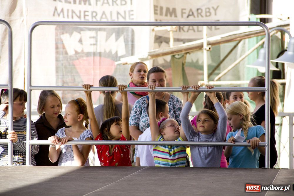 Zdjęcie w galerii na portalu naszraciborz.pl: MDK promował się na zamku wiadomości z regionu