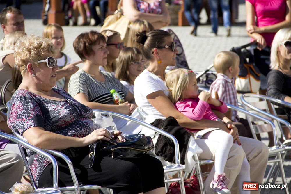 Zdjęcie w galerii na portalu naszraciborz.pl: MDK promował się na zamku wiadomości z regionu