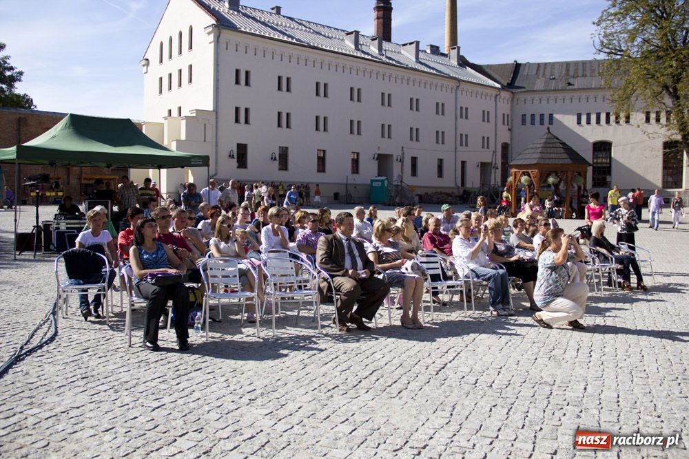 Zdjęcie w galerii na portalu naszraciborz.pl: MDK promował się na zamku wiadomości z regionu