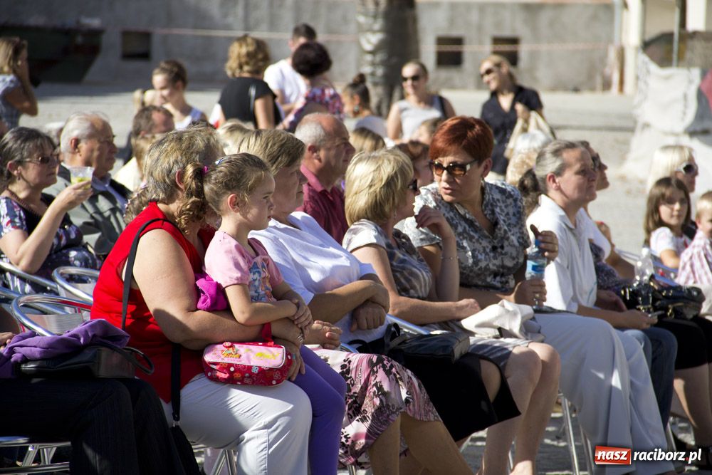 Zdjęcie w galerii na portalu naszraciborz.pl: MDK promował się na zamku wiadomości z regionu