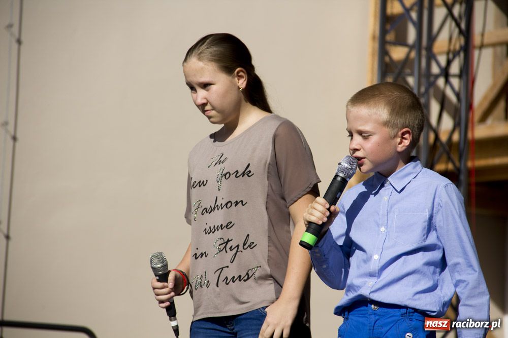 Zdjęcie w galerii na portalu naszraciborz.pl: MDK promował się na zamku wiadomości z regionu
