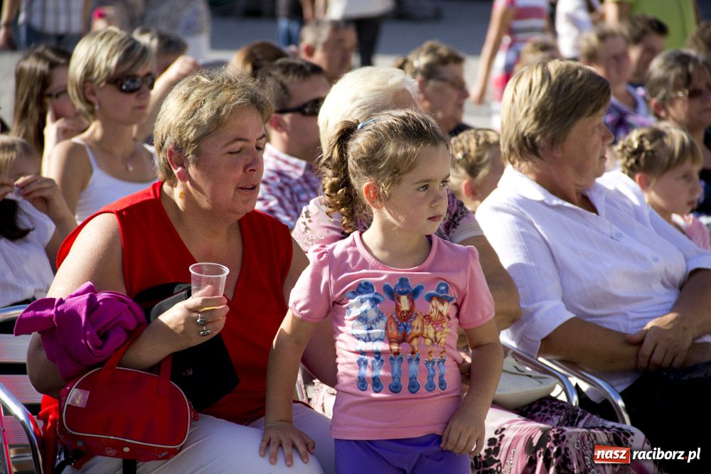 Zdjęcie w galerii na portalu naszraciborz.pl: MDK promował się na zamku wiadomości z regionu