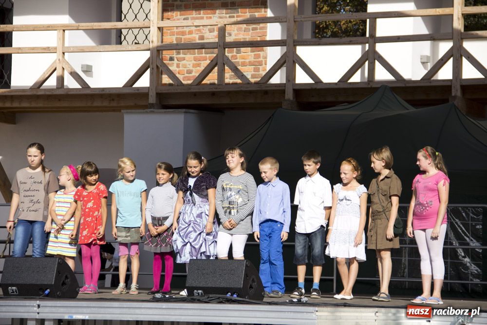 Zdjęcie w galerii na portalu naszraciborz.pl: MDK promował się na zamku wiadomości z regionu