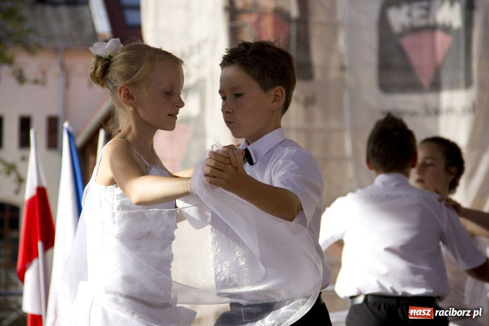 Zdjęcie w galerii na portalu naszraciborz.pl: MDK promował się na zamku wiadomości z regionu