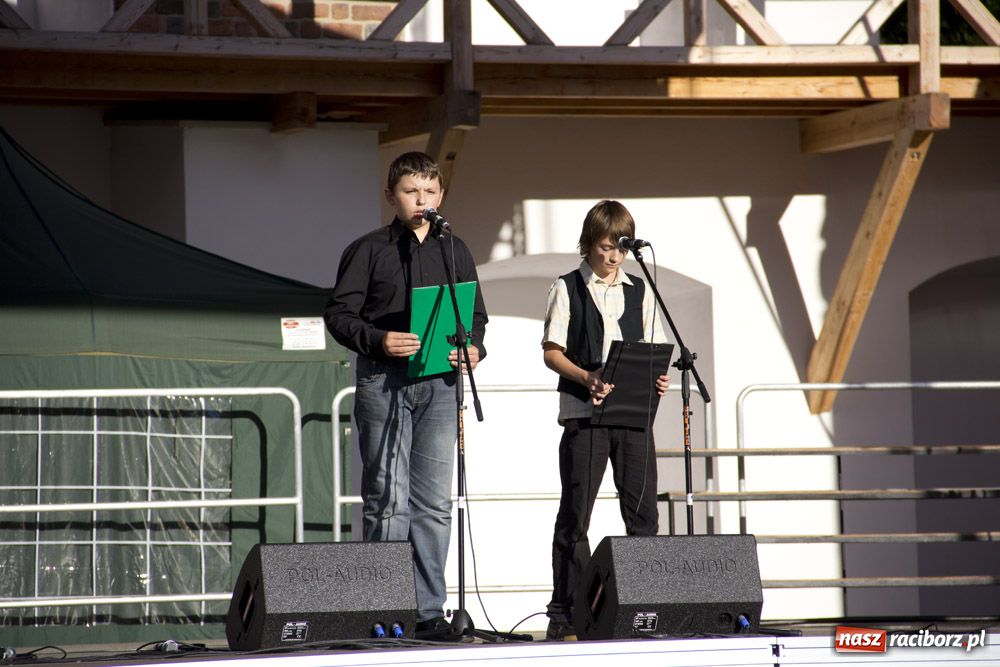 Zdjęcie w galerii na portalu naszraciborz.pl: MDK promował się na zamku wiadomości z regionu