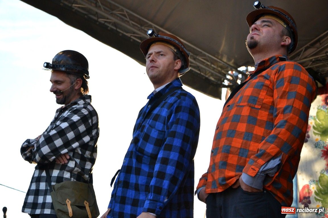 Zdjęcie w galerii na portalu naszraciborz.pl: Kabaret Młodych Panów na dożynkach wiadomości z regionu