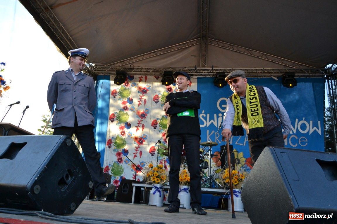 Zdjęcie w galerii na portalu naszraciborz.pl: Kabaret Młodych Panów na dożynkach wiadomości z regionu