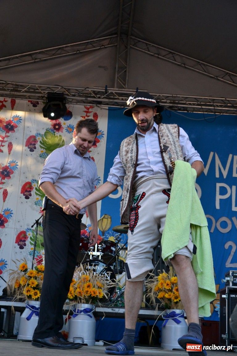 Zdjęcie w galerii na portalu naszraciborz.pl: Kabaret Młodych Panów na dożynkach wiadomości z regionu