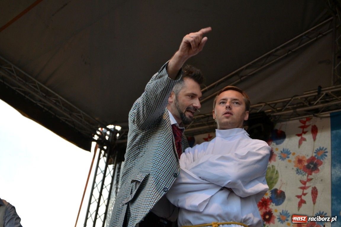 Zdjęcie w galerii na portalu naszraciborz.pl: Kabaret Młodych Panów na dożynkach wiadomości z regionu