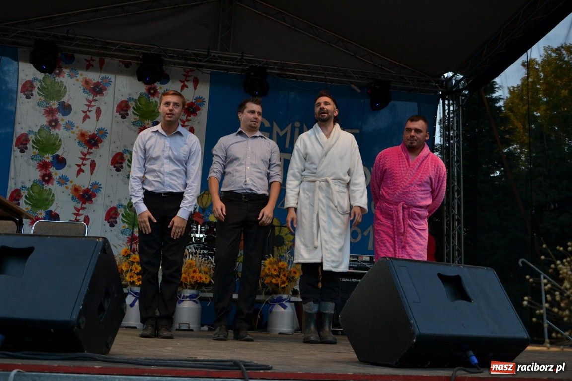 Zdjęcie w galerii na portalu naszraciborz.pl: Kabaret Młodych Panów na dożynkach wiadomości z regionu