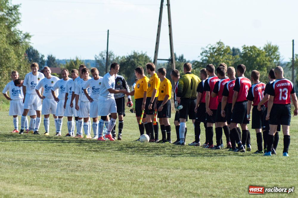 Zdjęcie w galerii na portalu naszraciborz.pl: Nerwowo na murawie w Brzeziu wiadomości z regionu
