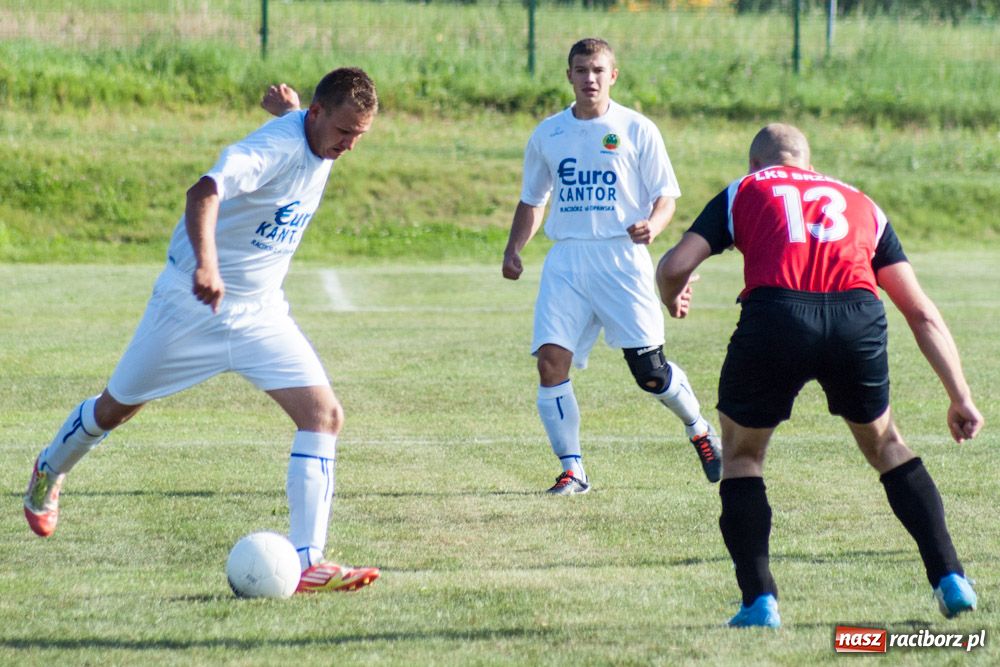 Zdjęcie w galerii na portalu naszraciborz.pl: Nerwowo na murawie w Brzeziu wiadomości z regionu