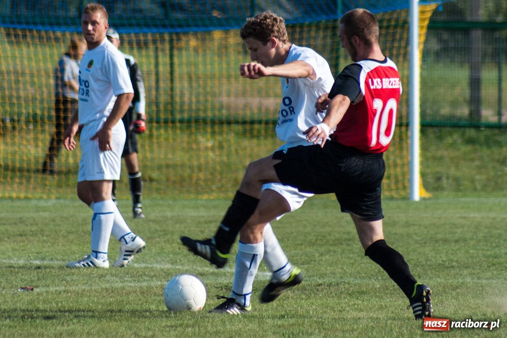 Zdjęcie w galerii na portalu naszraciborz.pl: Nerwowo na murawie w Brzeziu wiadomości z regionu