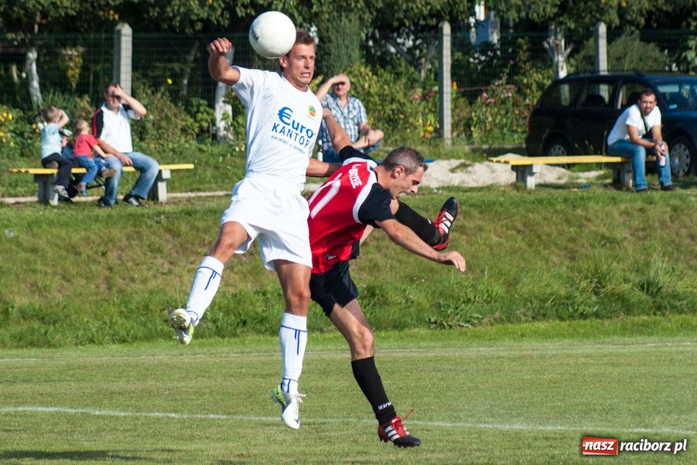 Zdjęcie w galerii na portalu naszraciborz.pl: Nerwowo na murawie w Brzeziu wiadomości z regionu