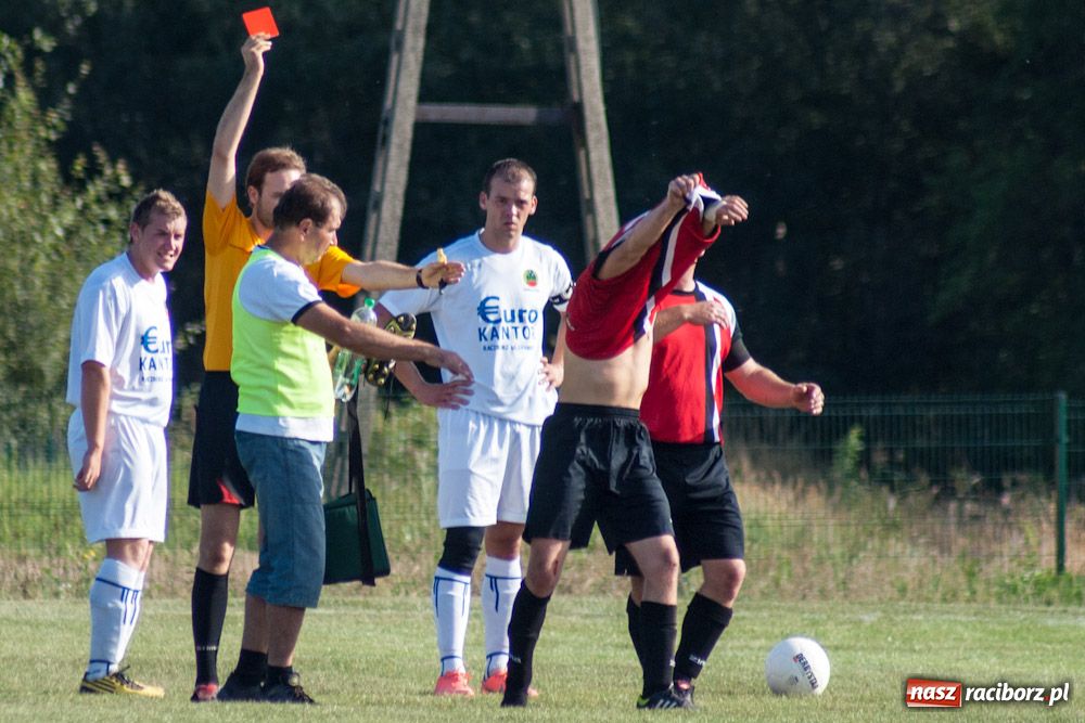 Zdjęcie w galerii na portalu naszraciborz.pl: Nerwowo na murawie w Brzeziu wiadomości z regionu