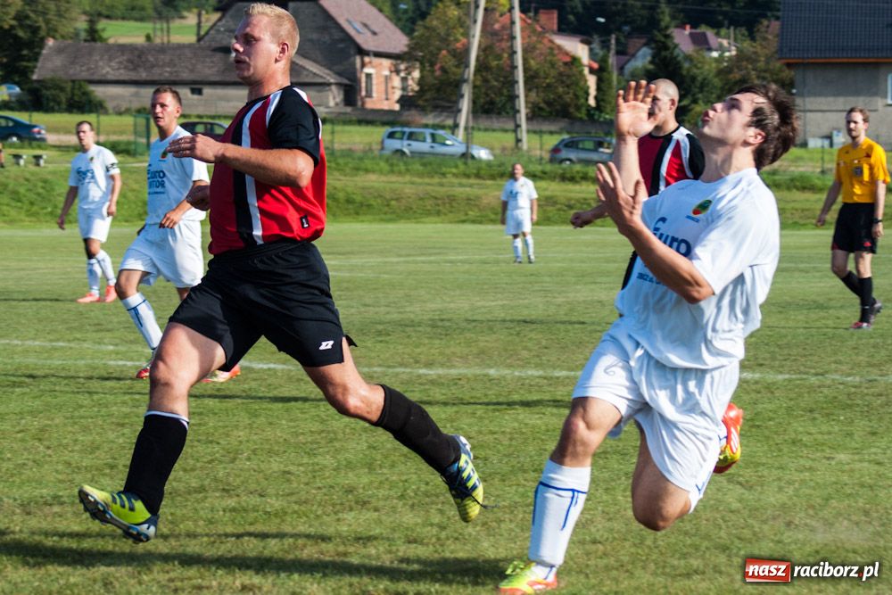 Zdjęcie w galerii na portalu naszraciborz.pl: Nerwowo na murawie w Brzeziu wiadomości z regionu