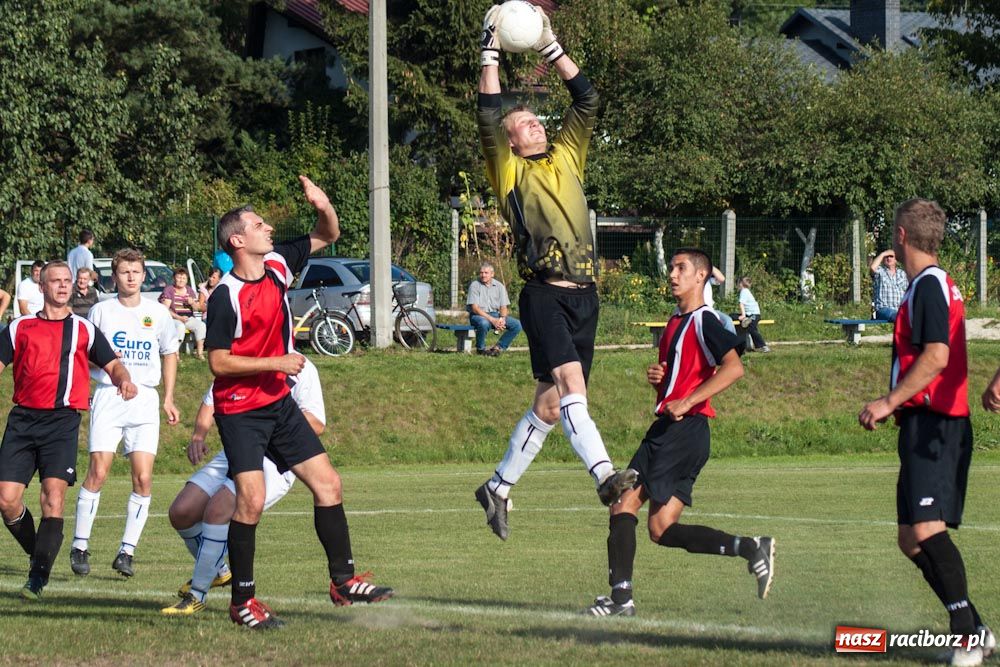 Zdjęcie w galerii na portalu naszraciborz.pl: Nerwowo na murawie w Brzeziu wiadomości z regionu