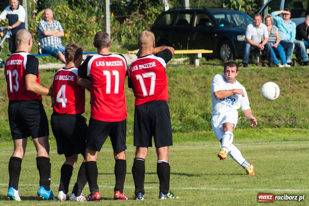 Zdjęcie w galerii na portalu naszraciborz.pl: Nerwowo na murawie w Brzeziu wiadomości z regionu