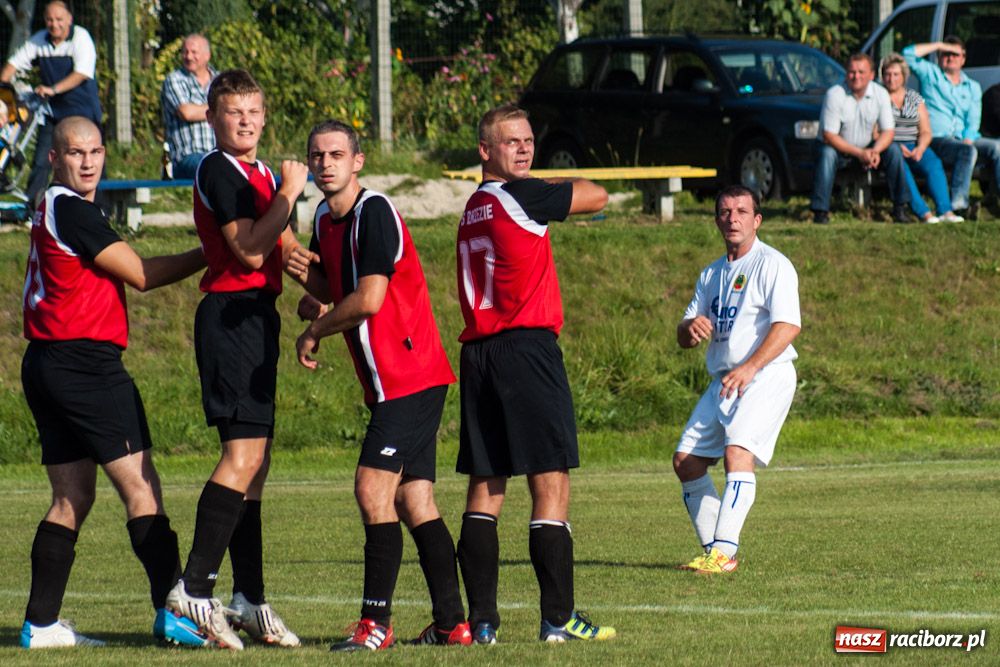 Zdjęcie w galerii na portalu naszraciborz.pl: Nerwowo na murawie w Brzeziu wiadomości z regionu