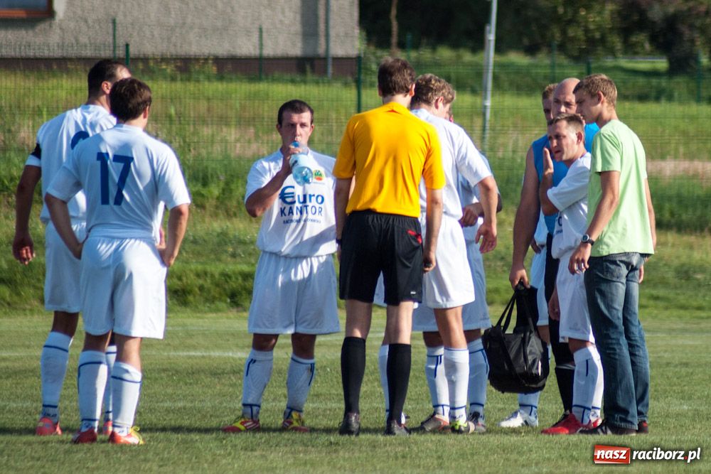 Zdjęcie w galerii na portalu naszraciborz.pl: Nerwowo na murawie w Brzeziu wiadomości z regionu