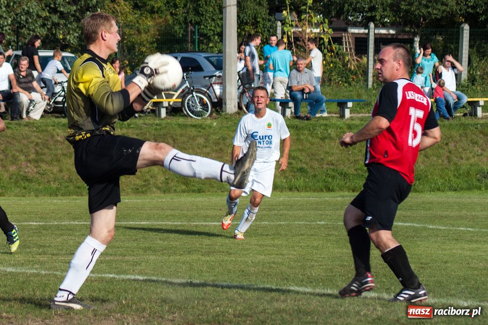 Zdjęcie w galerii na portalu naszraciborz.pl: Nerwowo na murawie w Brzeziu wiadomości z regionu